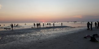 Aside from beaches and white sand, the sunset also attracts local and foreign tourists in Boracay Island, Malay, Aklan. Recently, around 8,000 power consumers including tourists and residents experienced power interruptions in the island due to the transfer of electrical posts amid the government’s road widening program. JUN N. AGUIRRE/PN