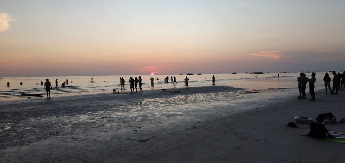 Aside from beaches and white sand, the sunset also attracts local and foreign tourists in Boracay Island, Malay, Aklan. Recently, around 8,000 power consumers including tourists and residents experienced power interruptions in the island due to the transfer of electrical posts amid the government’s road widening program. JUN N. AGUIRRE/PN