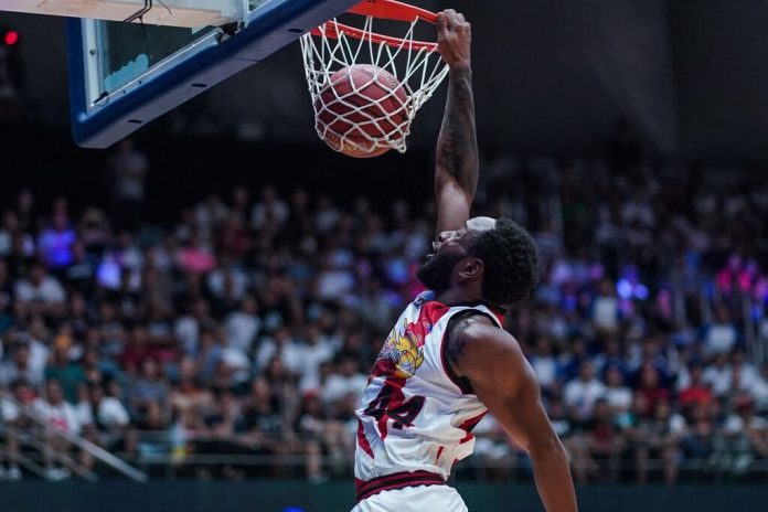 Dez Wells San Miguel Beermen’s Dez Wells finishes a fastbreak dunk. PHOTO COURTESY OF MARCUS TANG/EAST ASIA LEAGUE TERRIFIC 12