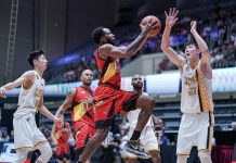 San Miguel Beermen’s Dezmine Wells attacks a defender from Zhejiang Guangsha Lions. EAL PHOTO