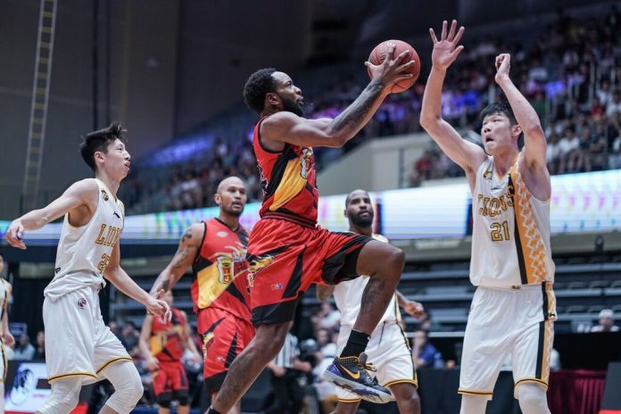 San Miguel Beermen’s Dezmine Wells attacks a defender from Zhejiang Guangsha Lions. EAL PHOTO