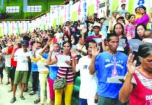 2,510 ex-NPAs, allies surrender in Escalante City Former rebels and supporters of the New People’s Army pledge allegiance to the Philippine government during the northern Negros peace summit in Escalante City, Negros Occidental on Sept. 20. PNA