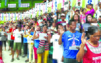 Former rebels NPA Former rebels and supporters of the New People’s Army pledge allegiance to the Philippine government during the northern Negros peace summit in Escalante City, Negros Occidental on Sept. 20. PNA