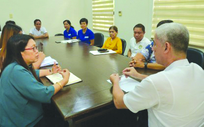 Gov. Eugenio Jose Lacson (right) of Negros Occidental and Bureau of Fisheries and Aquatic Resources in Western Visayas director Remia Aparri (left) during a meeting at the Provincial Capitol in Bacolod City on Sept. 9. Both officials discussed concerns on the sustainability of the fishery industry in the region. PNA