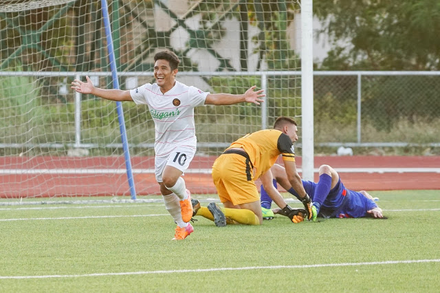 The Philippines’ Justin Baas (left) attempts to chase a Guam player kicking the ball during their 2022 World Cup/2023 Asian Cup qualification on Tuesday at the Guam National Football Stadium. AFC PHOTO