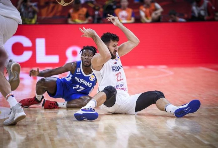 The Philippines’ Jaymar Perez hustles for a loose ball against Serbia’s Vasilije Micic during their 2019 FIBA World Cup game on Monday night at the Foshan International Sports and Cultural Center in Foshan, China. FIBA PHOTO