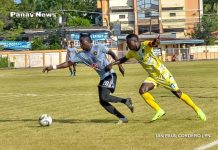 Kaya Futbol Club-Iloilo's Jordan Mintah was grabbed by a Philippine Air Force FC player as he tries to reach the ball. IAN PAUL CORDERO