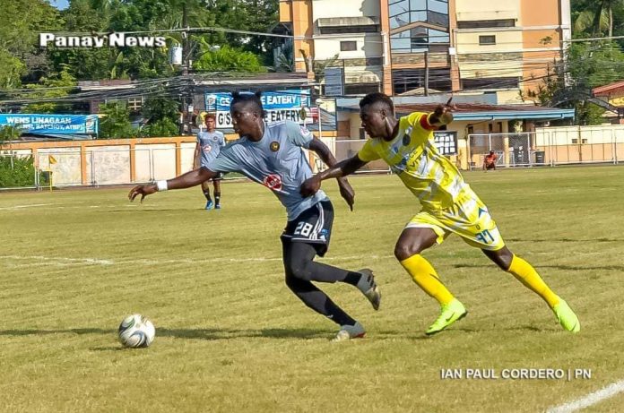 Kaya Futbol Club-Iloilo's Jordan Mintah was grabbed by a Philippine Air Force FC player as he tries to reach the ball. IAN PAUL CORDERO
