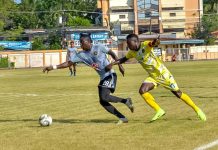 Kaya Futbol Club-Iloilo’s Jordan Mintah is grabbed by a Philippine Air Force FC player as he tries to reach the ball. IAN PAUL CORDERO/PN