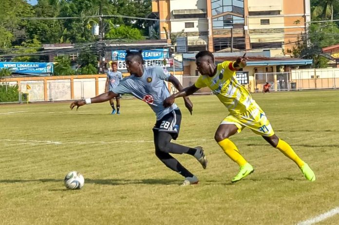 Jordan Mintah Kaya Futbol Club-Iloilo’s Jordan Mintah is grabbed by a Philippine Air Force FC player as he tries to reach the ball. IAN PAUL CORDERO/PN