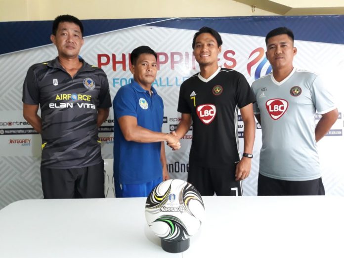 Jovin Bedic Kaya Futbol Club-Iloilo’s Jovin Bedic shakes hands with a Philippine Air Force FC player during the press conference before their 2019 Philippines Football League game this afternoon. KAYA ILOILO PHOTO