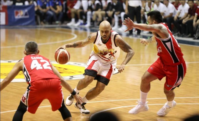 San Miguel Beermen’s Kelly Nabong attacks the defense of Alaska Aces’ Vic Manuel. PBA PHOTO