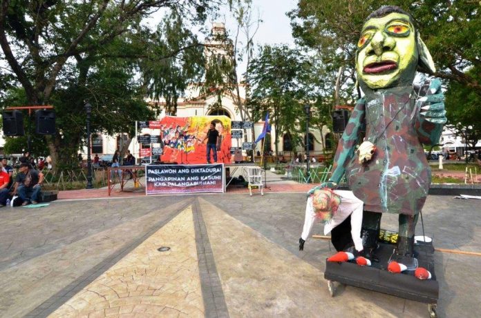 NEVER FORGET, NEVER AGAIN. An effigy of President Rodrigo Duterte is displayed at Iloilo City’s Sunburst Park as activists mark the 47th anniversary of the declaration of martial law. It was on Sept. 21, 1972 when then President Ferdinand Marcos placed the country under military rule to supposedly quell communist rebellion. But yesterday’s (Sept. 20) mass action ahead of the anniversary today was not only about Marcos’ martial law. The protesters also pressed for the resumption of the peace talks between the national government and communists, and a halt to extrajudicial killings and corruption. IAN PAUL CORDERO/PN