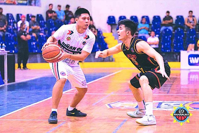 Nico Paolo Javelona of Bacolod Master’s Sardines attempts to steal the ball from fellow Bacolodnon Clark Bautista of the Biñan City Laguna Heroes. MBPL PHOTO