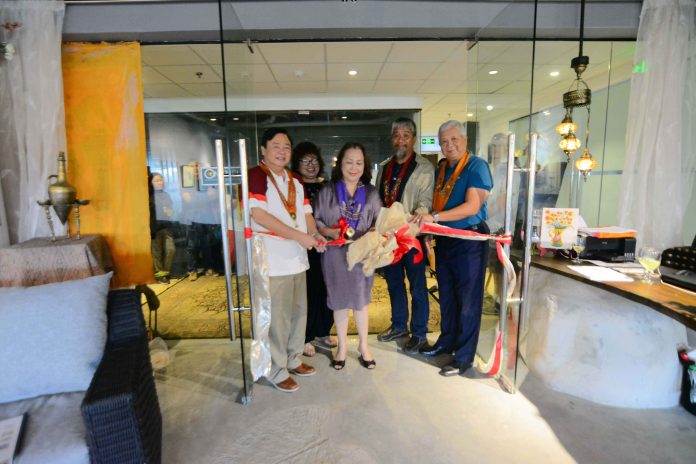 (From left) Iloilo City Mayor Jerry Treñas, Dr. Omega Garibay, Rosalie Treñas, artist Emmanuel “Manny” Garibay, and Ambassador Uriel Norman Garibay lead the ribbon cutting ceremony during Omriel Art Gallery’s official opening. PHOTOS BY IAN PAUL CORDERO/PN