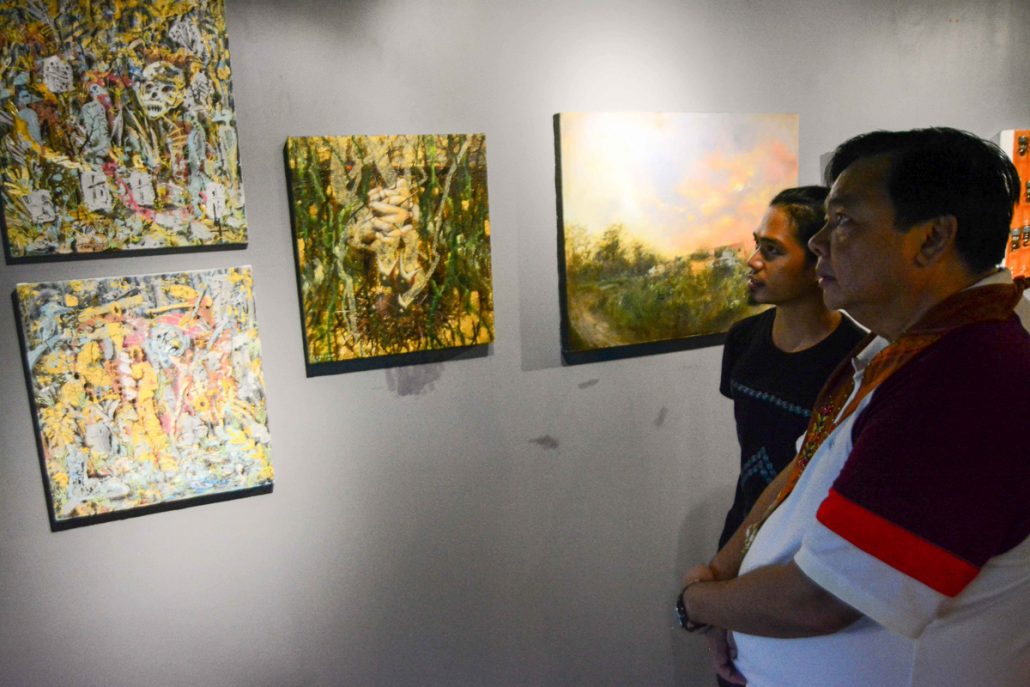 Ilonggo artist PJ Cabanalan explains his works to Iloilo City Mayor Jerry Treñas.