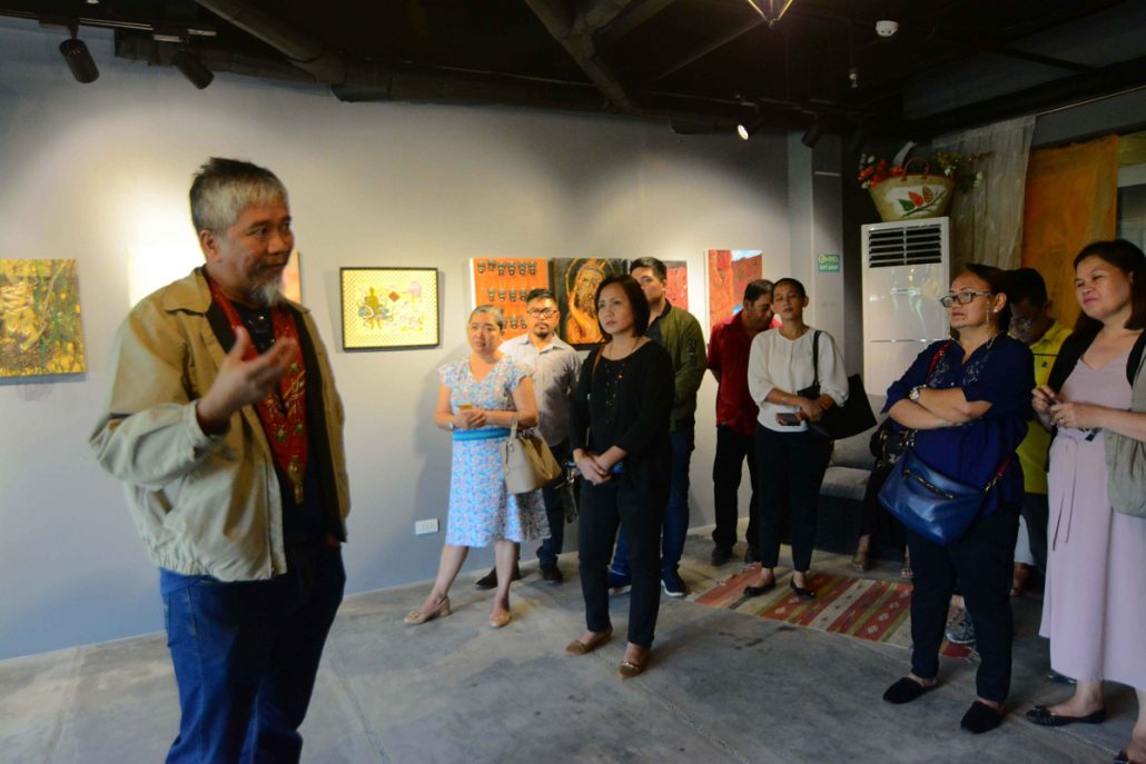 Decorated Filipino artist Emmanuel “Manny” Garibay delivers a short lecture.