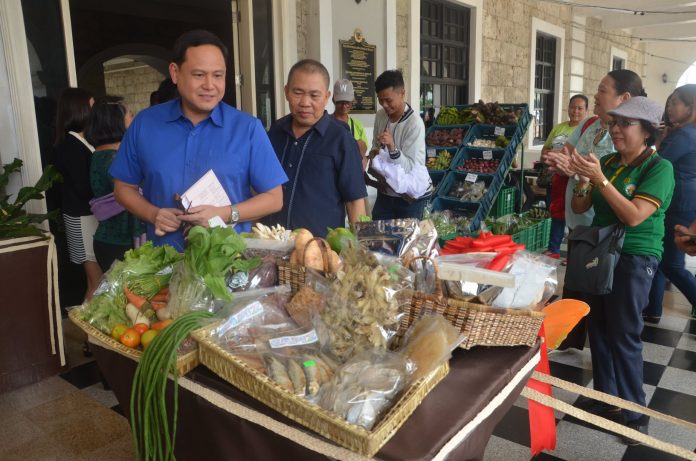 Organic Agriculture Congress (4) Iloilo’s Gov. Arthur Defensor Jr. (left) and Assistant Provincial Agriculturist Elias Sandig view the organic agricultural products on display at the entrance of Casa Real de Iloilo as part of the Regional Organic Agriculture Congress Trade Fair and Exhibits which runs until Sept. 20, 2019. ECGARCIA, CAPITOL NEWS