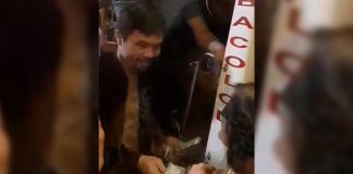 Sen. Manny Pacquiao shares P1,000 to each residents of Bacolod City on Sept. 20. MAE SINGUAY/PN