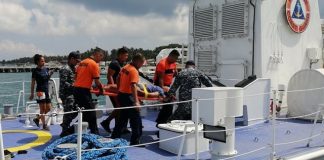 Personnel of the Philippine Coast Guard conduct a rescue operation to members of a paddling team whose boat capsized in a sea mishap in Boracay Island on Sept. 25. PHILIPPINE COAST GUARD