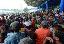 City sidewalk vendors get 5-day reprieve SIDELINED SIDEWALK VENDORS. Facing imminent displacement, hundreds of sidewalk vendors hold a meeting at the Iloilo City Freedom Grandstand. The city’s roads and sidewalks are being cleared of obstructions. Will they hold a protest rally? They have until this Sunday, Sept. 15, 2019, to leave their area. IAN PAUL CORDERO/PN
