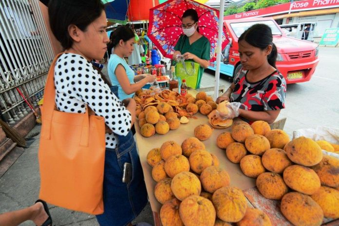 SIDEWALK OBSTRUCTION. These santol fruit vendors on the sidewalk of E. Lopez Street, Jaro, Iloilo City have to relocate elsewhere. Vendors have been given seven days beginning Sept. 3 to voluntarily leave the sidewalks or the city government’s demolition teams would be dismantling their structures. IAN PAUL CORDERO/PN