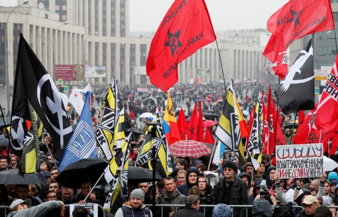 People attend a rally to demand the release of jailed protesters, who were detained during opposition demonstrations for fair elections in Moscow, Russia on Sept. 29. REUTERS/SHAMIL ZHUMATOV