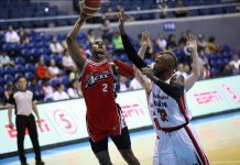 Alaska Aces’ Abu Tratter scores against Blackwater Elite’s Marqus Blakely. PBA PHOTO