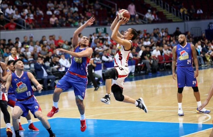 San Miguel Beermen’s Alex Cabagnot floats for a layup against the defense of Magnolia Hotshots’ Paul Lee. PBA PHOTO