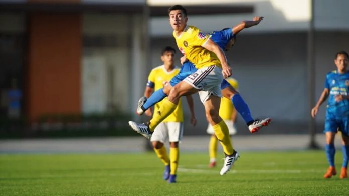 Connor Tacagni Kaya Futbol Club-Iloilo’s Connor Tacagni fights for a looseball. KAYA ILOILO PHOTO