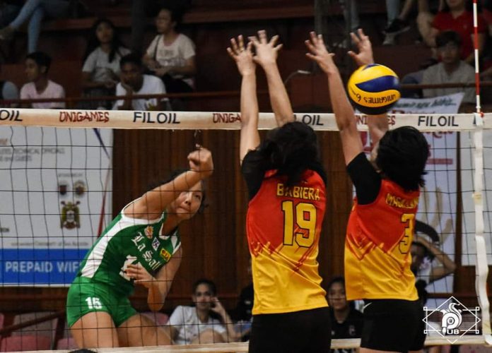 De La Salle University Lady Spikers’ Ernestine Tiamzon scores against a Mapua University Lady Cardinals player. USA PUBLICATIONS PHOTO