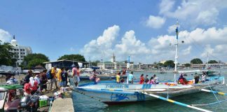 From the Parola wharf, the berthing area of motorboats plying the Iloilo City – Guimaras route has been temporarily moved to the old wharf of Bacolod City-bound fastcrafts on Iloilo City’s Muelley Loney Street to give way to the dredging of the mouth of the Iloilo River. IAN PAUL CORDERO/PN
