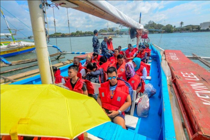 Guimaras motorboats INCONVENIENT RIDE. These boat passengers bound for Guimaras from Iloilo City are exposed to the elements. Motorboats crossing the Iloilo Strait are no longer allowed to use tarpaulin covers. IAN PAUL CORDERO/PN
