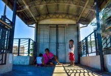 Diversion Road elevators to finally operate continuously? ‘WHITE ELEPHANT’. Iron grills secure this four-year-old unused elevator of the P19.3-million overpass on Sen. Benigno Aquino Jr. Avenue in Mandurriao, Iloilo City. With very few pedestrians using the overpass, the facility has degenerated into a dirty “comfort room”. The homeless have also found it a good place to rest. IAN PAUL CORDERO/PN