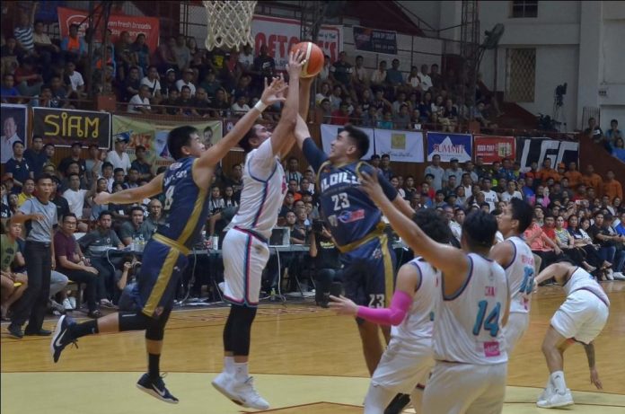 Jay Javelosa and Richard Escoto Iloilo United Royals’ Jay Javelosa and Richard Escoto fail to reach the ball as a Pasay Voyagers player easily grabs the rebound during their 2019-2020 MPBL Lakan Cup home game at the University of San Agustin Gym in Iloilo City. IAN PAUL CORDERO/PN