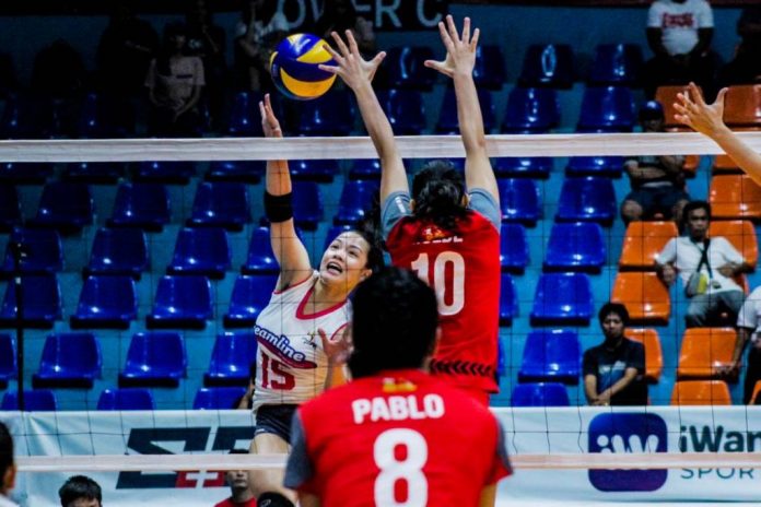 Creamline Cool Smashers’ Jessica Galanza eludes the defense of Motolite Power Builders’ Maria Lina Molde for a hit. SPORTS VISION PHOTO