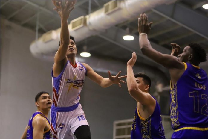 Mike Ayonayon Marinerong Pilipino Skippers’ Mike Ayonayon goes for a layup. PBA PHOTO