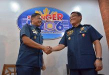 JOVIE: WE’RE COPS, NOT KILLERS BUT… LAW ENFORCERS. Controversial Police Lieutenant Colonel Jovie Espenido (left) is welcomed to the Police Regional Office 6 by Brigadier General Rene Pamuspusan, Western Visayas police director. Espenido has been designated deputy city director for operations of the Bacolod City Police Office. His main task is to run after drug traffickers. IAN PAUL CORDERO/PN
