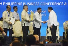 ILOILO CITY MOST BIZ-FRIENDLY IN PH President Rodrigo Duterte (4th from left) congratulates Mayor Jerry Treñas for Iloilo City’s winning of the 2019 Most Business-Friendly Highly Urbanized City (HUC) award from the Philippine Chamber of Commerce and Industry during the chambers’ 45th Philippine Business Conference and Expo on Oct. 17 at the Manila Hotel.