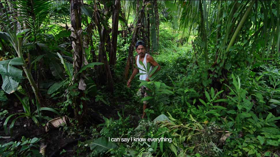 Jun Bayog, maaram – equivalent to the babaylan, leads the panguyang ritual before the rice harvest. (Film still)
