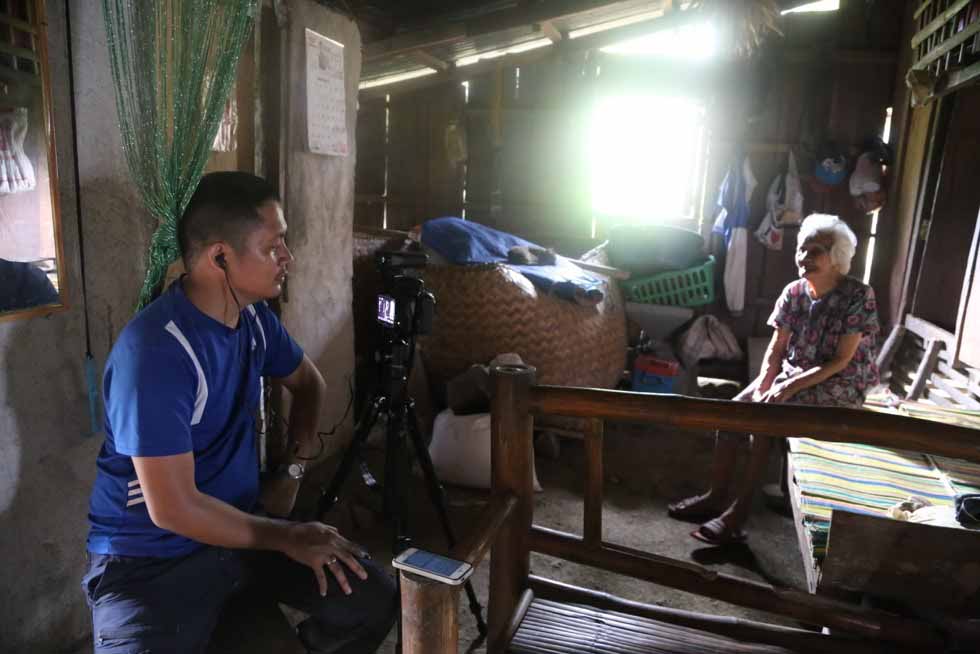In a span of more than three years, Emmanuel Lerona interviewed several elders in Barangay Gen. Fullon, San Remigio, Antique. Photo by Ruperto Quitag.