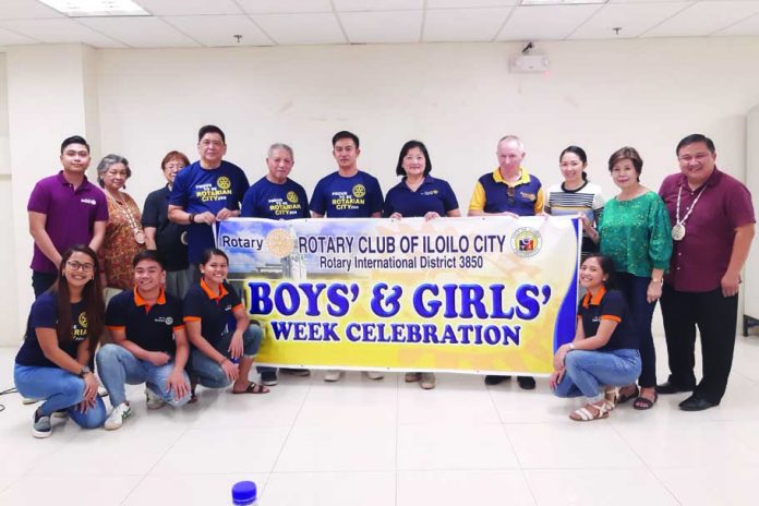 Panay News marketing manager Leah Fajardo (standing, third from right) joins the panel of judges during the interview exam of Rotary Club’s Boys’ and Girls’ Week on Oct. 5.