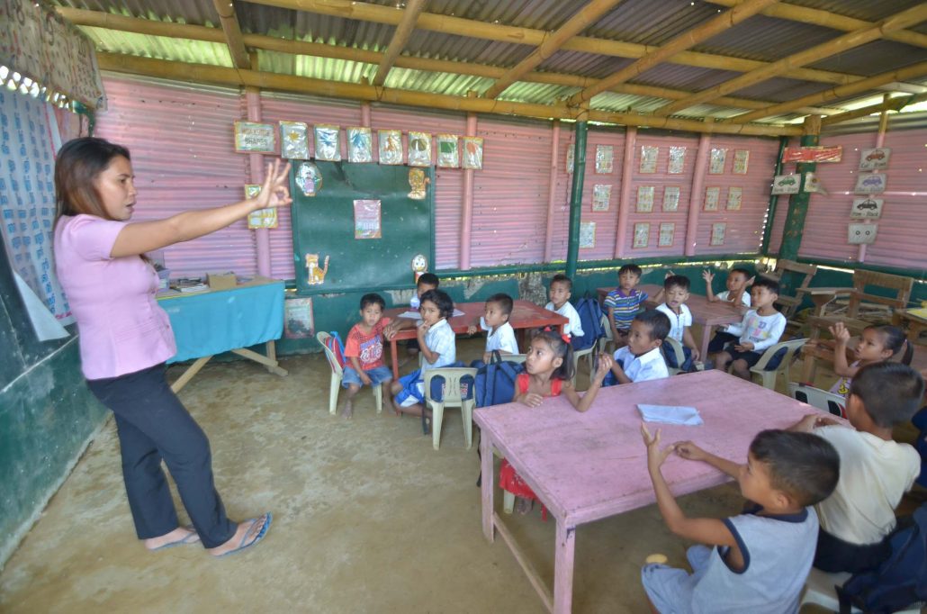 Vaniza Gascon teaches combined Kindergarten and Grade 1 pupils how to count.