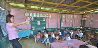 Vaniza Gascon teaches combined Kindergarten and Grade 1 pupils how to count.