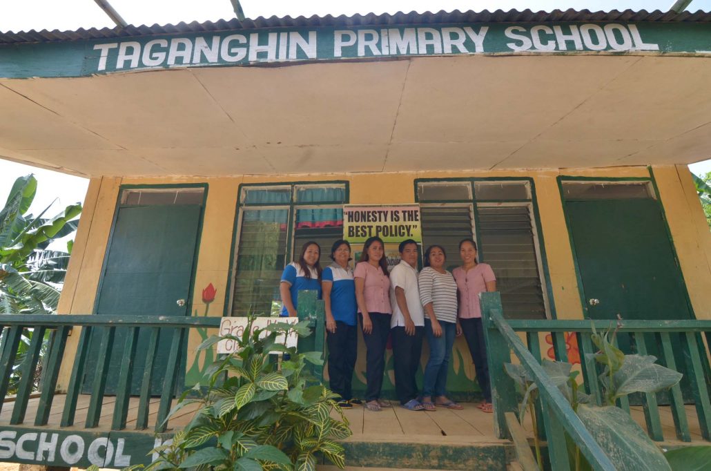 The teaching force in arangay Taganghin, Tapaz, capiz. From left: Angeli Katipunan, Gladys Gicole, Vaniza Gascon, Wilmar Almio, Maria Concepcion Hernandez, and Flordeluna Monares.