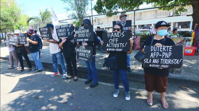 Activists in Iloilo City protest Activists in Iloilo City protest what they describe as “de facto martial rule” in Negros Island, Samar and the Bicol Region due to President Rodrigo Duterte’s Memorandum Order No. 32 that bolsters the deployment of government troops in the three areas wrecked by violence. IAN PAUL CORDERO/PN