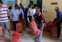 Fifteen farmers, who attended training on garlic propagation last October, receive free garlic seeds as planting material in San Jose, Antique on Nov. 19. PIO ANTIQUE