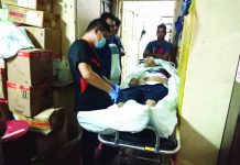 Personnel of a local mortuary inspect the body of slain drug suspect Bernardo Chavez. Chavez was killed in an alleged shootout with police officers during a buy-bust operation in Barangay Dulonan, Arevalo district. IAN PAUL CORDERO/PN