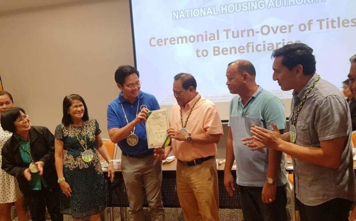 Cabinet Secretary Karlo Nograles TURNOVER. Cabinet Secretary Karlo Nograles (3rd from left) formally turn overs super typhoon “Yolanda” housing units to beneficiaries on Nov. 19, 2019 in Iloilo City. In photos are (from left) National Housing Authority NHA) Region 6 manager Engineer Grace Guevarra, NHA Iloilo/Guimaras district manager Ma. Luz Ysatam, Nograles, Mayor Seigfredo Betita of Carles, Iloilo and Cong. Raul Tupas of Iloilo’s 5th District. All housing projects in areas hit by 2013’s super typhoon “Yolanda” would be fully completed by 2020, according to Nograles who also chairs the Inter-agency Task Force Yolanda. GLENDA SOLOGASTOA/PN