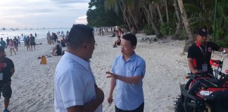 Chinese Embassy Consul General Lou Gang gives instructions to Chinese liaison officer Peter Tay during their visit in Boracay Island, Malay, Aklan. JUN AGUIRRE/PN